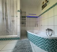 Na predaj: CENTRUM 2 izb.byt + 3x PIVNICA - Kúpeľňa v 2-izbovom byte s vaňou a sprchovacím kútom.