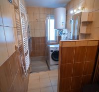 3 izbový byt vo Vrútkach, pokojné bývanie kúsok od centra - Kúpeľňa v 3-izbovom byte, sprchový kút, práčka, obklady v hnedom odtieni.