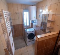 3 izbový byt vo Vrútkach, pokojné bývanie kúsok od centra - Kúpeľňa v 3-izbovom byte s vaňou, sprchovým kútom a práčkou.