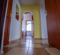 3 izbový byt vo Vrútkach, pokojné bývanie kúsok od centra - Chodba 3-izbového bytu s keramickou dlažbou a oblúkovým priechodom.