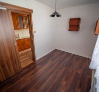 3 izbový byt vo Vrútkach, pokojné bývanie kúsok od centra - Izba s podlahou s dreveným dekorom a posuvnými dverami v 3-izbovom byte.