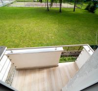 3 izbový byt vo Vrútkach, pokojné bývanie kúsok od centra - Balkón s podlahou s dreveným dekorom v 3-izbovom byte s výhľadom na trávnik.