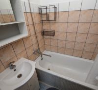 2 izbový byt v CENTRE Martina s veľkou loggiou - Kúpeľňa s vaňou a umývadlom obložená kachličkami v 2-izbovom byte.