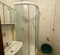 Predaj 3 izbového bytu vo Vyhniach - Kúpeľňa s umývadlom a sprchovacím kútom v 3-izbovom byte s dlažbou a obkladačkami.
