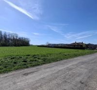 Stavebný pozemok 1212m² v obci Šelpice - Pozemky na bývanie na Slnečnej ulici v Šelpiciach, vedľa cesty a zelenej lúky.