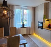 Na predaj 3 izbový byt v centre mesta Žiar nad Hronom - Elegantná kuchyňa s modernou lampou, dreveným dekórom a roztomilou výzdobou v 3-izbovom byte.