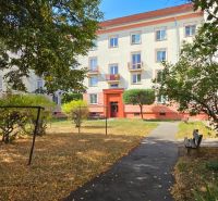 Na predaj 3 izbový byt v centre mesta Žiar nad Hronom - Budova obklopená zeleňou na ulici M.R. Štefánika v Žiari nad Hronom.