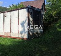 Na predaj pozemok/záhradka v záhradkárskej osade Poniklec Humenné - Chatka so šikmou strechou obklopená zeleňou v Záhradách v Humennom.