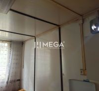 Na predaj pozemok/záhradka v záhradkárskej osade Poniklec Humenné - Interiér so závesom na okne a ventilátorom, vhodný pre priestory Záhrad.