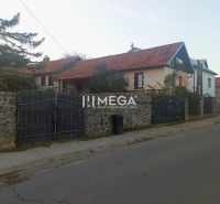 Na predaj nehnuteľnosť na lukratívnom pozemku v meste Humenné - Rodinný dom na Kudlovskej ulici v Humennom s kamenným plotom a červenou strechou.