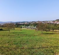 Na predaj stavebný pozemok priamo v meste Humenné - Pozemok pre bývanie v Humennom, s výhľadom na mestskú panorámu a zeleň.