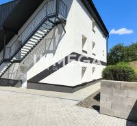 NOVINKA, na predaj tri prémiové 4 izbové byty v obci JASENOV (HE) - Exteriér budovy v Jasenove s bočnými schodmi a prístupovým chodníkom, vhodný pre 4-izbový byt.