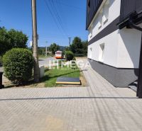 NOVINKA, na predaj tri prémiové 4 izbové byty v obci JASENOV (HE) - Exteriér 4-izbového bytu v Jasenove s cestou a autobusom, obklopený zeleňou.
