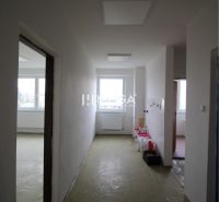 Posledné kancelárie na prenájom - Chodba v kancelárii bez podlahy s dreveným dekorom, pripravená na renováciu.