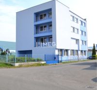 Posledné kancelárie na prenájom - Budova kancelárií na Poľnej ulici v Humennom s modrou fasádou a plotom.