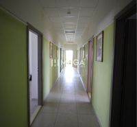 Prenájom kancelárskych priestorov v meste Humenné - Chodba v kanceláriách s bledými stenami a svetlou dlaždicovou podlahou.