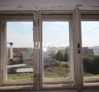 Na predaj Rodinný dom v obci Kochanovce - Pohľad z okna na strechy a záhrady v Rodinnom dome.