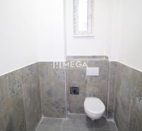 Na prenájom novo zrekonštruovaný obchodný priestor v meste Humenné - Kúpeľňa v obchodných priestoroch s jednoduchým dizajnom, disponuje toaletou a úzkym oknom.