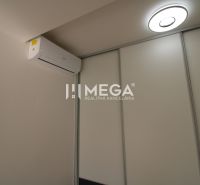 NA PREDAJ - 2 iz. byt s balkónom blízko centra mesta Humenné - Klimatizácia a osvetlenie v 2-izbovom byte s bielymi posuvnými dverami.