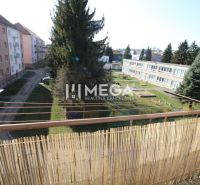 NA PREDAJ - 2 iz. byt s balkónom blízko centra mesta Humenné - Balkón 2-izbového bytu na Sokolovskej ulici v Humennom s výhľadom na zeleň a ihrisko.