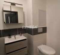 NA PREDAJ - 2 iz. byt s balkónom blízko centra mesta Humenné - Kúpeľňa v 2-izbovom byte s dlažbou, skrinkou a zrkadlom nad umývadlom.