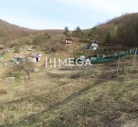 NA PREDAJ pozemok 800m2 v ZO Poniklec pri meste Humenné - Záhrady na svahu v Humennom na ZO Poniklec s viacerými drevenými chatkami.