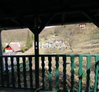 NA PREDAJ pozemok 800m2 v ZO Poniklec pri meste Humenné - Výhľad zo záhrady v ZO Poniklec, Humenné, s vidieckymi domami a prírodou.