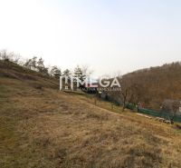 NA PREDAJ pozemok 800m2 v ZO Poniklec pri meste Humenné - Záhrady na ZO Poniklec v Humennom, svahovitý terén s výhľadom na zalesnené kopce.
