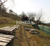 NA PREDAJ pozemok 800m2 v ZO Poniklec pri meste Humenné - Záhrady v Humennom na ZO Poniklec, trávnatý svah s paletami a dreveným altánkom.