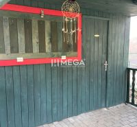 NA PREDAJ pozemok 800m2 v ZO Poniklec pri meste Humenné - Záhrada na ZO Poniklec v Humennom s drevenou dekoráciou na stene.