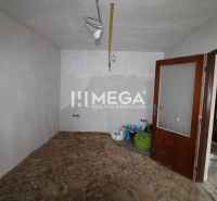 Na predaj - Dom s veľkým pozemkom v Pakostove - Izba v rodinnom dome s podlahou s dreveným dekorom a maliarskymi potrebami.