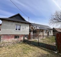 Na predaj - Dom s veľkým pozemkom v Pakostove - Rodinný dom v obci Pakostov na Pakostov ulici so záhradou a kovovým plotom.