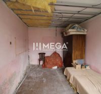 Na predaj - Dom s veľkým pozemkom v Pakostove - Izba v rodinnom dome s ružovými stenami, posteľou a skriňou.