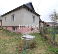 Na predaj - Dom s veľkým pozemkom v Pakostove - Rodinný dom v Pakostove na ulici Pakostov s priestranným dvorom a studňou.