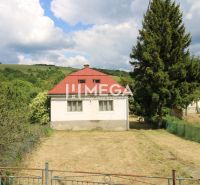 REZERVOVANÉ - Dom s krásnym pozemkom v Zbudskej Belej - Rodinný dom v Zbudskej Belej obklopený zeleňou a kopcovitou krajinou.