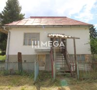 REZERVOVANÉ - Dom s krásnym pozemkom v Zbudskej Belej - Rodinný dom v Zbudskej Beli na ulici Zbudská Belá s dreveným plotom a záhradou.
