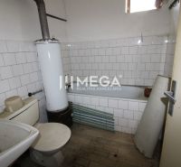 REZERVOVANÉ - Dom s krásnym pozemkom v Zbudskej Belej - Kúpeľňa v rodinnom dome s vaňou, bojlerom a plochou umývadlovou.