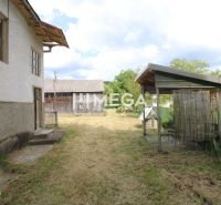 REZERVOVANÉ - Dom s krásnym pozemkom v Zbudskej Belej - Záhrada pri rodinnom dome v obci Zbudská Belá, s prístreškom a drevenou stavbou.