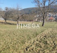NA PREDAJ pozemok v Humennom - Pozemky - bývanie na Brestovskej ulici v Humennom, s výhľadom na mesto a stromy.