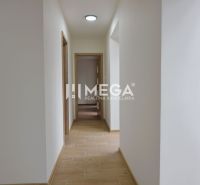 PREDAJ MODERNE ZREKONŠTRUOVANÝCH BYTOV V STRÁŽSKOM (BYT I) - Chodba s bielymi stenami a podlahou s dreveným dekorom v 2-izbovom byte.