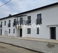 PREDAJ MODERNE ZREKONŠTRUOVANÝCH BYTOV V STRÁŽSKOM (BYT E) - Biely bytový dom na ulici Pod hradom v meste Strážske s 3-izbovými bytmi.