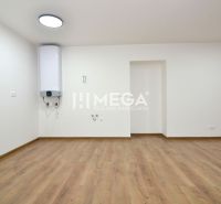 PREDAJ MODERNE ZREKONŠTRUOVANÝCH BYTOV V STRÁŽSKOM (BYT G) - Priestranná miestnosť s podlahou s dreveným dekorom a montovaným ohrievačom v 2-izbovom byte.