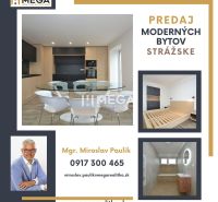 PREDAJ MODERNE ZREKONŠTRUOVANÝCH BYTOV V STRÁŽSKOM (BYT G) - Interiér 2-izbového bytu s modernou kuchyňou, jedálenským stolom, podlahou s dreveným dekorom.