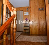 PREDAJ RODINNÉHO DOMU v obci LACKOVCE (HE) - Interiér Rodinného domu so schodiskom, dreveným obkladom a podlahou s dreveným dekorom.