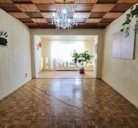 PREDAJ RODINNÉHO DOMU v obci LACKOVCE (HE) - Obývacia izba v rodinnom dome s podlahou s dreveným dekorom a lustrom.