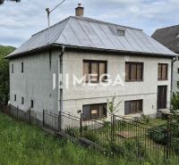 NOVÁ CENA - PREDAJ RODINNÉHO DOMU v obci HRABOVEC nad LABORCOM - Rodinný dom v Hrabovci nad Laborcom, obklopený zeleňou a kopcovitou krajinou.
