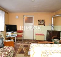 NOVÁ CENA - PREDAJ RODINNÉHO DOMU v obci HRABOVEC nad LABORCOM - Obývacia izba v rodinnom dome s pecou, televízorom a podlahou s dreveným dekorom.