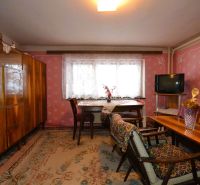 NOVÁ CENA - PREDAJ RODINNÉHO DOMU v obci HRABOVEC nad LABORCOM - Izba v rodinnom dome s retro nábytkom, kobercom a dekoráciami.