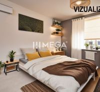 NOVÁ CENA - PREDAJ RODINNÉHO DOMU v obci HRABOVEC nad LABORCOM - Spálňa s dreveným dekorom, rastlinami a závesmi v rodinnom dome.