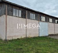 PRENÁJOM veľkej HALY v obci UDAVSKÉ - Sklady a haly v Udavskom s jednopodlažnou budovou so železobetónovou konštrukciou a plechovou strechou.